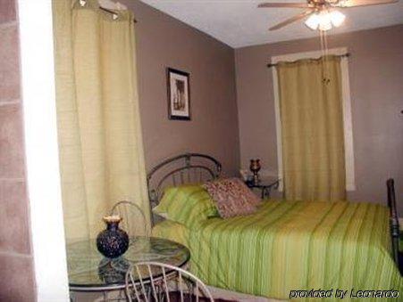 The Solon Langworthy House Hotel Dubuque Room photo